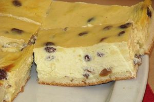 Read more about the article Omas cremiger Schmandkuchen mit Pudding