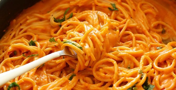 Spaghetti in cremiger Paprikasauce