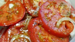 Read more about the article Italienischer Tomatensalat in paar Minuten fertig !