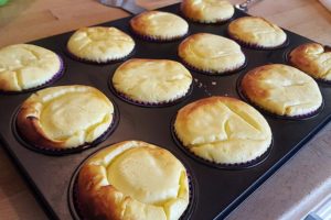 Read more about the article Käsekuchen Muffins gefüllt mit Vanillepudding