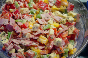Read more about the article Schinken Salat mit Käse & Paprika