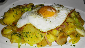 Read more about the article Bratkartoffeln mit Wurst und Spiegelei, eine Traum Kombination