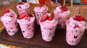 Read more about the article Erdbeer Dessert mit Joghurt in paar Minuten fertig !