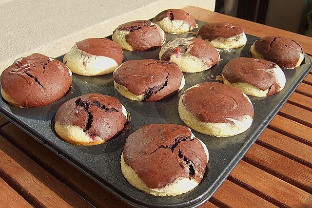 Einfache Donauwellen Muffins mit Schokohut 