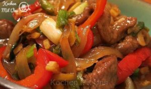 Read more about the article Asiatisches Rindfleisch mit Zwiebeln und Paprika