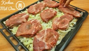 Read more about the article Gebackenes Schweinefleisch mit Zwiebeln aus dem Ofen!