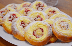 Read more about the article Pudding Quarkschnecken, warm kann man es kaum aufhören zu essen!