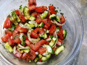 Read more about the article Tomatensalat mit Avocado und Gurken
