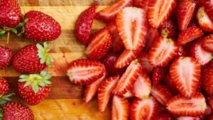 Read more about the article Erdbeeren ein Jahr haltbar machen: Ohne Einfrieren, ganz OHNE Kochen!