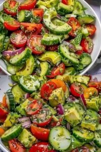 Read more about the article Fantastischer Salat Mit Avocado, Tomate und Gurke in 10 Minuten