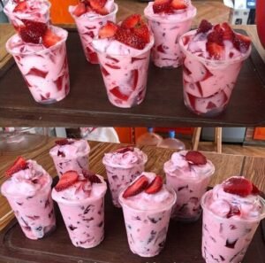 Read more about the article Joghurtdessert mit 800g Erdbeeren in 3 Minuten gezaubert