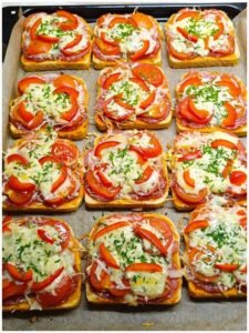 Read more about the article Gestern vor dem Abendessen Tomaten Mozzarella Toast im Ofen gebacken