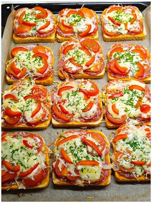 Heute Abend vor dem Abendessen Tomaten Mozzarella Toast im Ofen gebacken