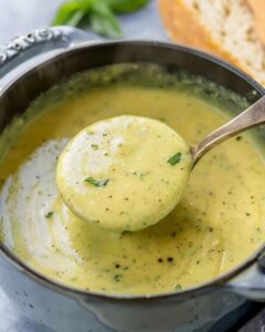 Read more about the article Cremige Zucchini Suppe mit Knoblauch gut zum abnehmen